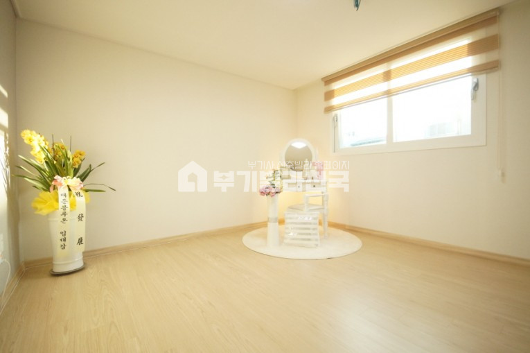 서울 성북구 동선동1가 ☆ 동선동 ☆ 3bay 아파트 구조의 완벽한 3룸! 주방,거실 분리되어 있으며 베란다가 두 곳으로 나뉘어 있어 활용도 완전 좋습니다 ~ 분양 매물번호 15725 사진 4