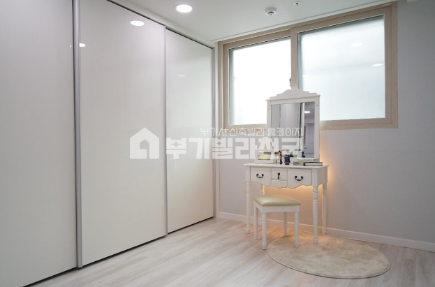 경기 구리시 인창동 ♠ 인창동 탁트인 구조 햇빛 잘드는 3룸 2욕실 ♠ 초등학교 인접 위치 굿~ ♠ 최저실입 최저금리전문상담 ♠ 24시 상담 가능 ♠ 부담없이 전화주세요*^^* ♠ 분양 매물번호 12544 사진 4