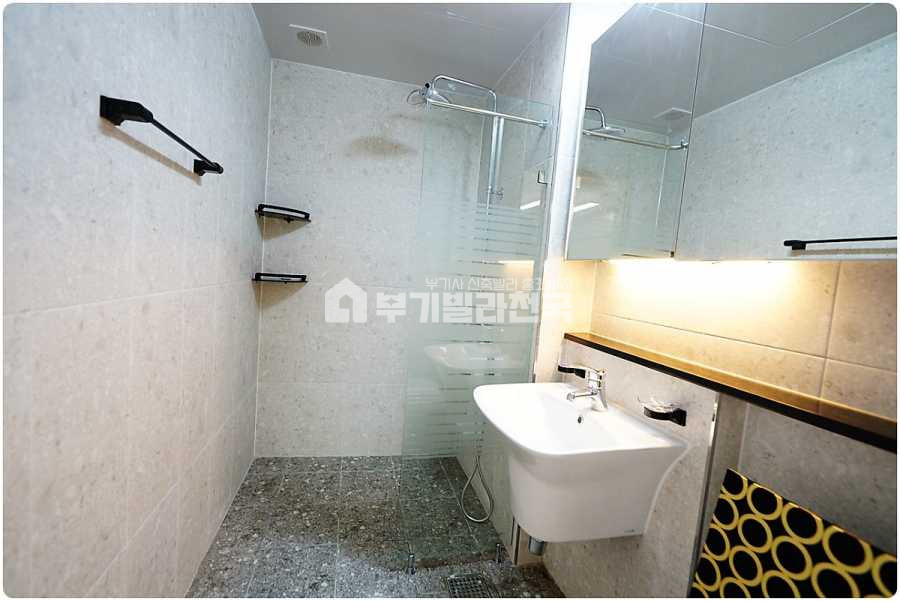 경기 수원권선구 곡반정동 ♠ 곡반정동 세상 조용한 주택가 ♠ 공원 인접 주거환경 쾌적 ♠ 부족한 실입주금 최대한 맞춰 드려요~~ ♠ 분양 매물번호 11768 사진 5