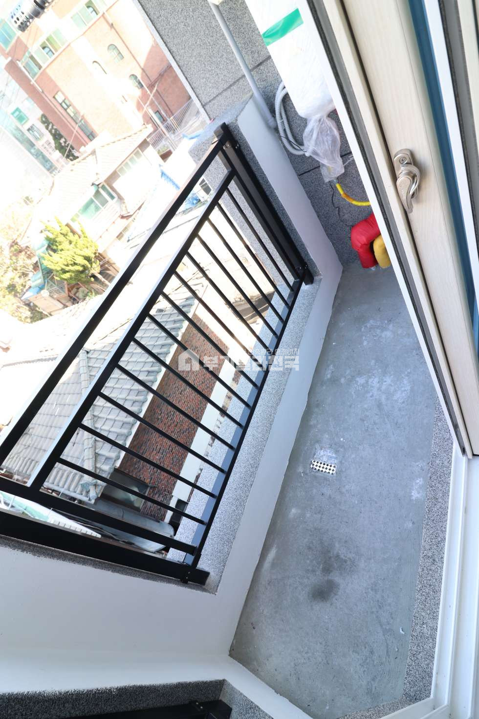 서울 서대문구 홍제동 ■□ 홍제역 도보5분 ■ 풀옵션 신혼부부 최적화 매물 ■ 정남향 채광환기 우수/주차100% ■주변 인프라형성 우수 □■ 분양 매물번호 16927 사진 4