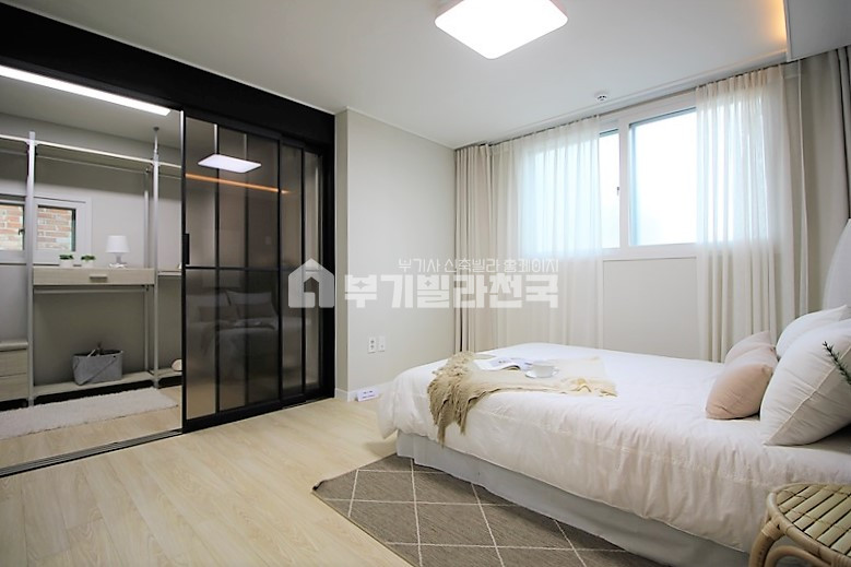 경기 고양시 일산동구 식사동 ★ 어머님!! 저는 오직 어머님의 집을 구하기 위해 집중 할 뿐입니다 !! 깔금한 디자인이 돋보이는 넓은 집!! 안방 드레스룸 별도, 주방옆 완전 넓은 베란다!! 너무나 넓은 욕실까지!! 분양 매물번호 11868 사진 5