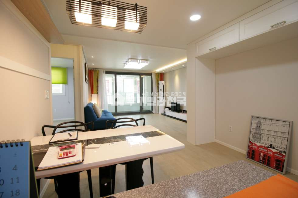 경기 부천소사구 심곡본동 ● 버스정류장 도보3분 ◎ 넓은주방/ 주방옆베란다/주방창문 ◎ 거실 통베란다/ 채광/구조 좋은집 ◎ 원하시는 조건 최대한 맞춰드립니다.◎ 최저실입/최대대출/최저금리 특별 상담 ● 분양 매물번호 18164 사진 4
