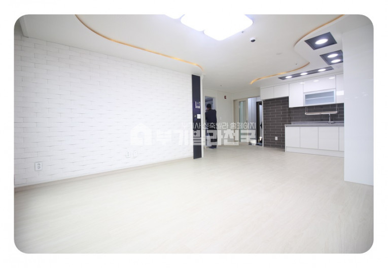 서울 관악구 청룡동 순백의 화이트톤으로 깨끗하게 ~ 안방에 작은 테라스가 있어요~ ☆ 분양 매물번호 12402 사진 3