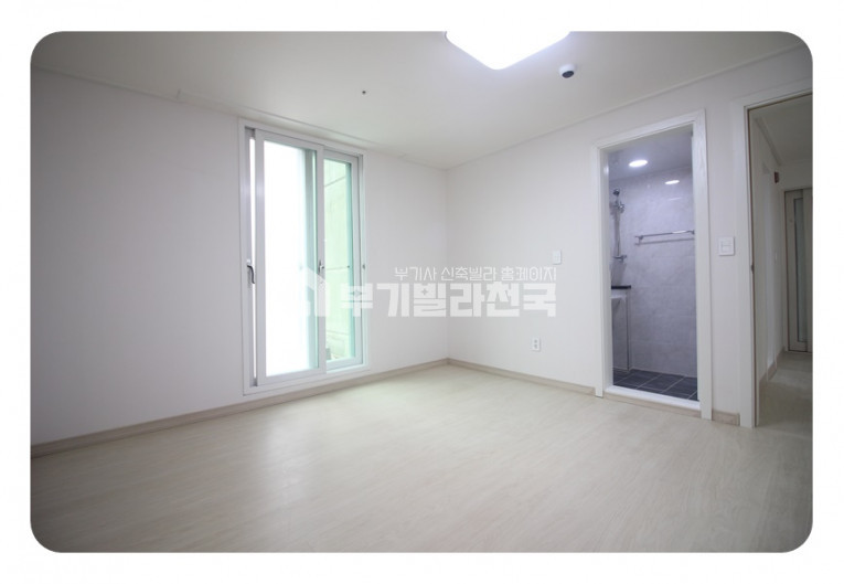 서울 관악구 청룡동 순백의 화이트톤으로 깨끗하게 ~ 안방에 작은 테라스가 있어요~ ☆ 분양 매물번호 12402 사진 6