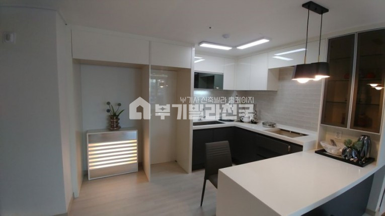 서울 금천구 시흥동 ★ 금천구청역 ★ 깔끔한 블랙&화이트 마감 ★고급브랜드 자재사용 ★ 프리미엄 3룸 완성 ★ 분양 매물번호 12399 사진 3